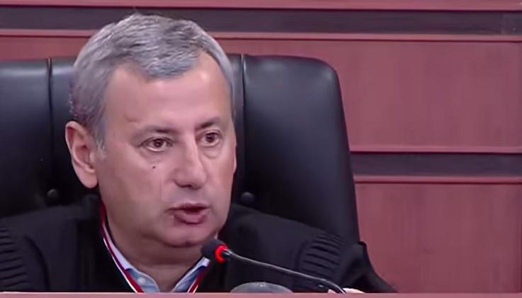 法官弗拉迪米尔·库丘阿暂停了他审查的几个行政违法案件，并向宪法法院提出上诉。