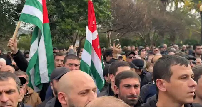 ოკუპირებულ აფხაზეთში ე.წ. პარლამენტის სხდომის პარალელურად, რომელზედაც რუსეთ-აფხაზეთის საინვესტიციო შეთანხმების რატიფიცირება იგეგმება, საპროტესტო აქცია მიმდინარეობს