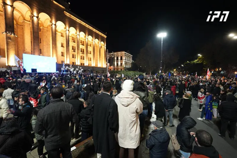 პარლამენტთან აქციაზე სახელწოდებით  - „დაიბრუნე ხმა“ იკრიბებიან