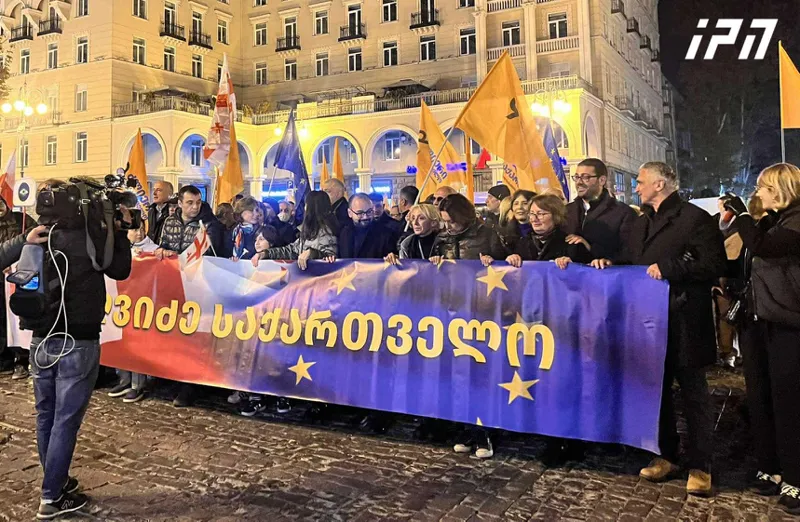ოპოზიციის წარმომადგენლები მხარდამჭერებთან ერთად რუსთაველზე დაგეგმილ აქციას მსვლელობით უერთდებიან