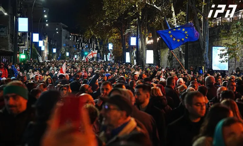 აქციის მონაწილეებმა მელიქიშვილის გამზირიდან კვლავ ჭავჭავაძის გამზირზე, თსუ-სთან გადაინაცვლეს