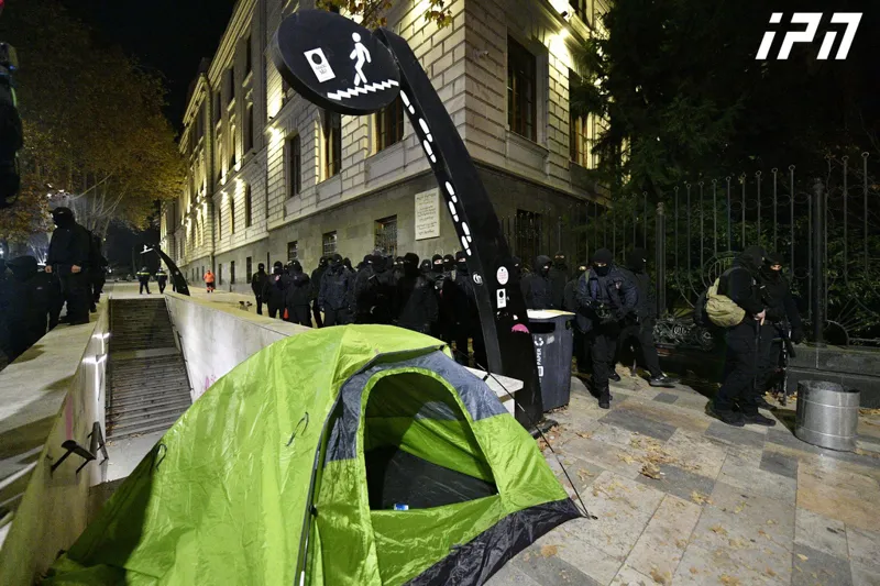 The special forces started to clean the protest area from the protesters - the law enforcement officers also dismantled the tents