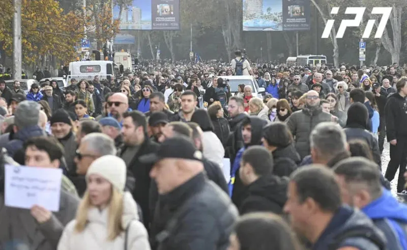 On November 24, at 21:00, the opposition announced a gathering at the Republic Square and an overnight stay at the Parliament
