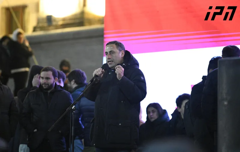 გიორგი ვაშაძე - დღეს პარლამენტთან შეკრებით ვამბობთ, რომ ხვალ ამ შენობის შიგნით რაც არ უნდა შეიკრიბონ, ეს არის თვითმარქვია ადამიანების შეკრება და ჩვენი მხრიდან არასდროს ექნება ლეგიტიმაცია და ნდობა
