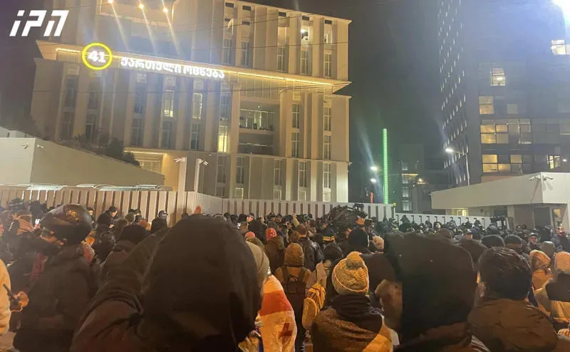 Protesters blocked Gorgasli Street near the office of "Georgian Dream", shouts are heard: "slaves", "Russians", "go" - law enforcement officers are mobilized on the spot
