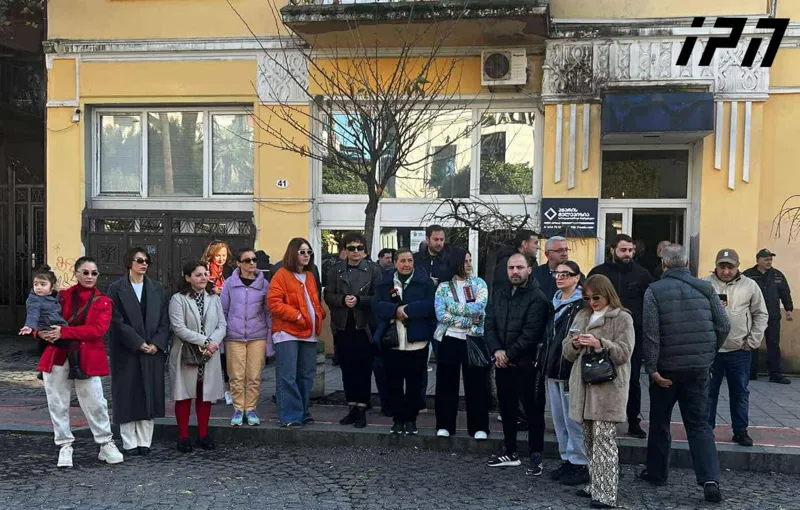 „სოლიდარობა კოლეგებს, არა ძალადობას“ - ამ მოწოდებით ბათუმში ჟურნალისტებმა საპროტესტო აქცია გამართეს