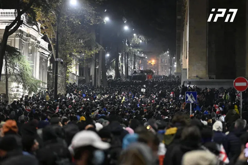 There is a special mobilization of police forces, including special forces, on the perimeter surrounding the Parliament: water cannons have also been deployed on the site