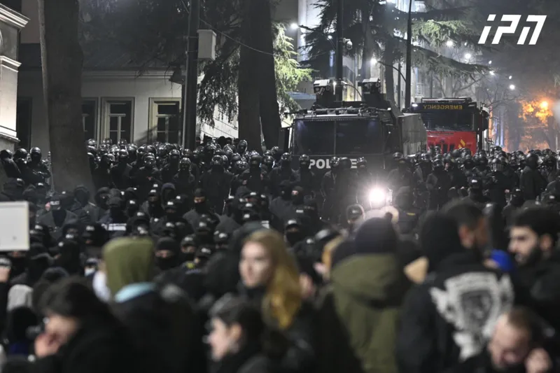 ჭიჭინაძის და ჩიტაძის ქუჩა მომიტინგეებისგან გაათავისუფლეს - რუსთაველის გამზირის მიმართულებით სპეცრაზმი დაიძრა თავისუფლების მოედნიდანაც