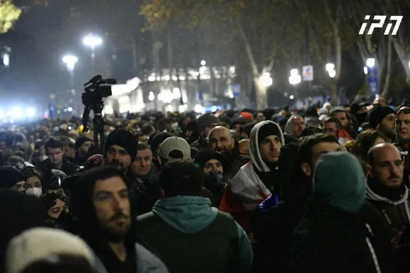 After the special forces cleared the perimeter around the parliament, some of the demonstrators moved to the area near the Rustaveli metro station and continue their protest
