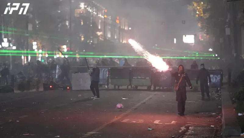 Protesters set up barricades on Rustaveli Avenue
