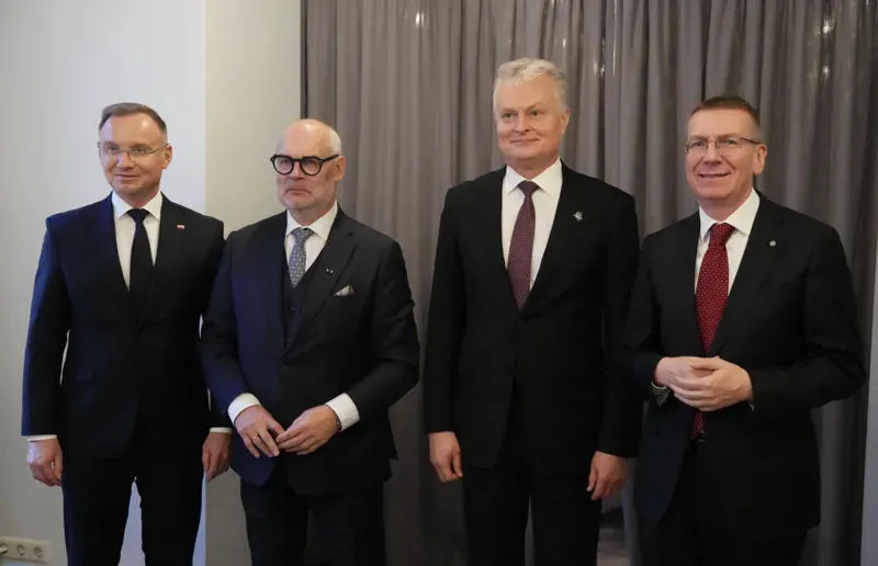 Presidents of Estonia, Latvia, Lithuania and Poland: We strongly condemn the use of force against the Georgian people, we call on the Georgian authorities to immediately stop violent actions