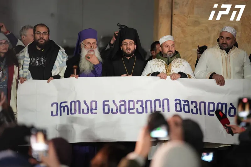 რუსთაველის გამზირზე მიმდინარე საპროტესტო აქციას რესპუბლიკის მოედნიდან მსვლელობით სხვადასხვა რელიგიური კონფესიის სასულიერო პირებიც შეუერთდნენ