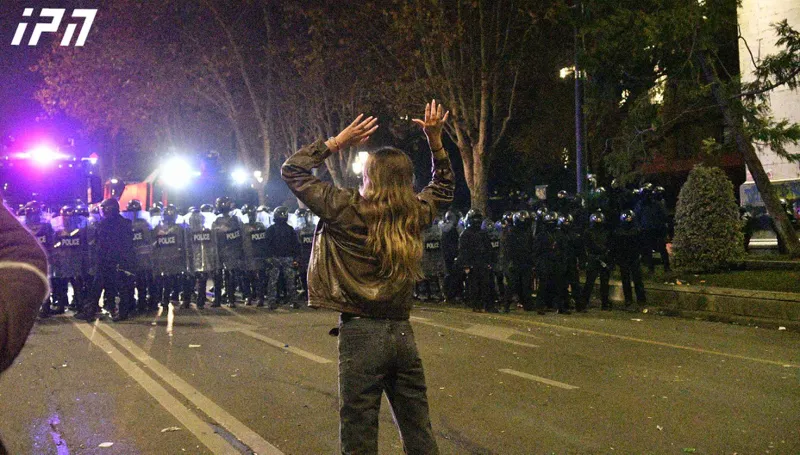 სპეცრაზმმა თითქმის სრულად გაათავისუფლა რუსთაველის გამზირზე, უშუალოდ პარლამენტის წინა პერიმეტრი - რამდენჯერმე გამოიყენეს ე.წ. წიწაკის სპრეი