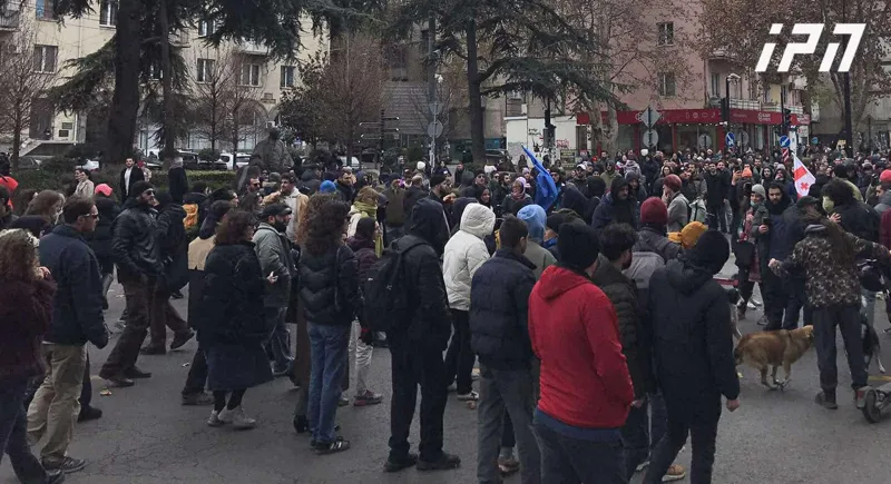 The protest march of the representatives of the artistic and IT spheres was united: the participants of the rally plan to go to the public broadcaster and the Tbilisi City Hall