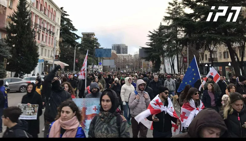The joint procession of representatives of IT, HR, trainers, financial sphere, marketers, PR and creative industry moved to Aleksandre Kazbegi avenue