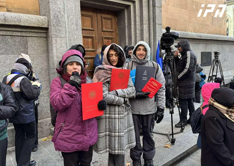The participants of the rally brought their diplomas to the Parliament