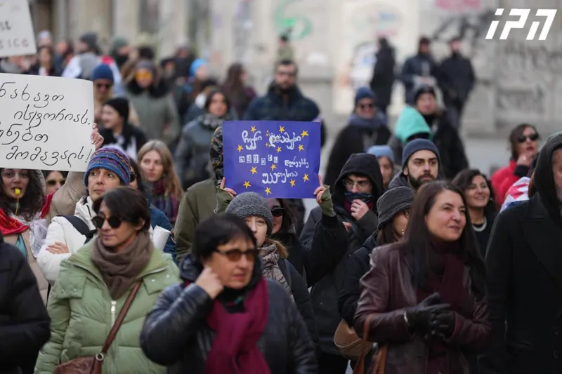 Representatives of the arts sector, restorers, and art historians are holding a march from Marjanishvili Square towards the Parliament