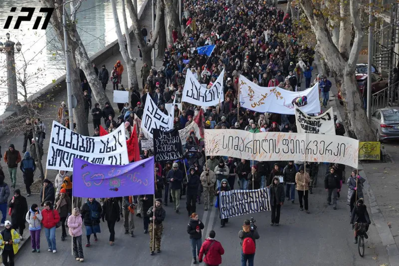 The united march of representatives from the arts, restorers, art historians, and the IT sector moved to the Ministry of Culture