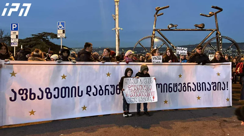 დევნილები რესპუბლიკის მოედნიდან პარლამენტის შენობისკენ მსვლელობას მართავენ