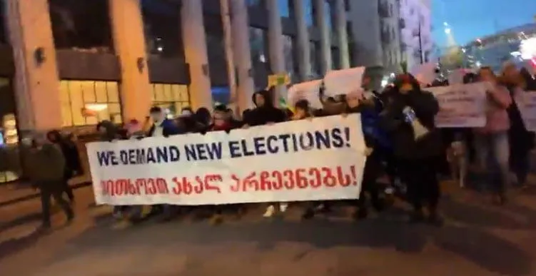 Observers are holding a march towards Parliament with the slogan: "We demand new elections"