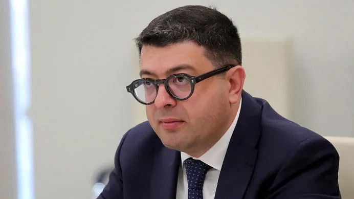 დიმიტრი სამხარაძე რომეო მიქაუტაძეზე - ებრძვი შიდა და გარე მტრებს, მშვიდობა გინდა შეინარჩუნო და ამ დროს ვიღაც „ჩინოვნიკუშკამ“ გადაწყვიტა ფულები აკეთოს!? - ასე სად არის, კაცო