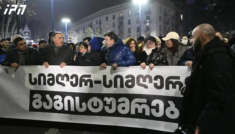 The march of musicians and listeners began from the Philharmonic Hall: they are carrying a banner with the inscription: "We’ll see you off with a song!"