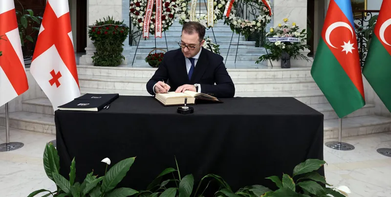 დავით სონღულაშვილმა აზერბაიჯანის რესპუბლიკის საელჩოში გახსნილ სამძიმრის წიგნში ჩანაწერი დატოვა