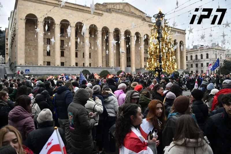 Some participants of Chain of Unity move to Parliament area