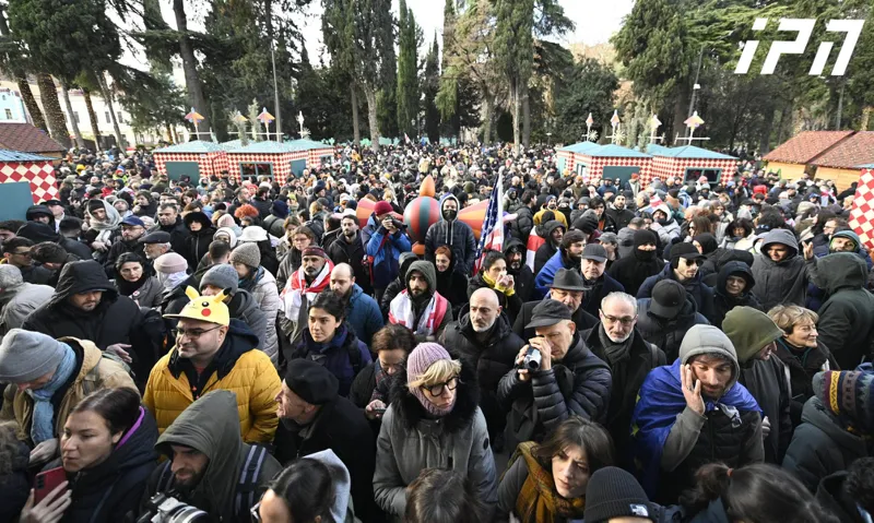 ორბელიანების სასახლესთან მოქალაქეები  მივიდნენ