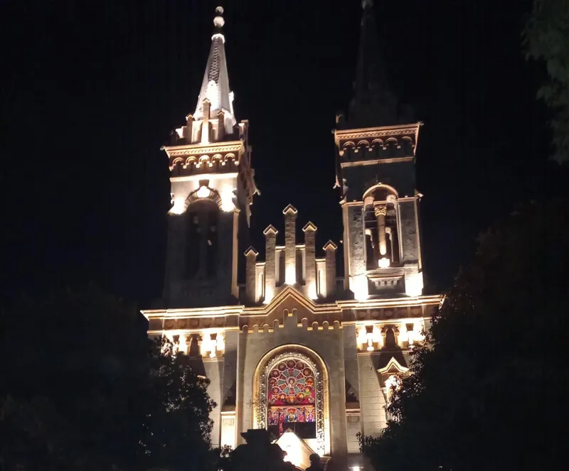 შობის დღესასწაულთან დაკავშირებით საქართველოს ტაძრებში საზეიმო წირვა-ლოცვა მიმდინარეობს
