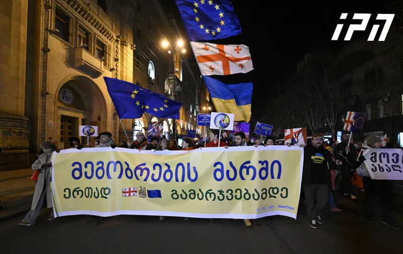 პარლამენტის მიმართულებით ფილარმონიიდან „მეგობრების მარში“ იმართება
