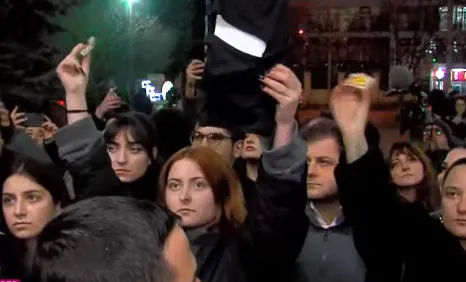 The decision to keep the eight individuals arrested during the protest actions in custody was met with noise from the people gathered in the court yard