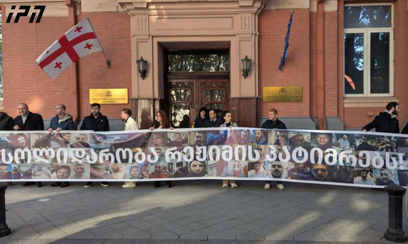 Rally with a slogan “Solidarity with the regime’s prisoners” underway in front of Constitutional Court