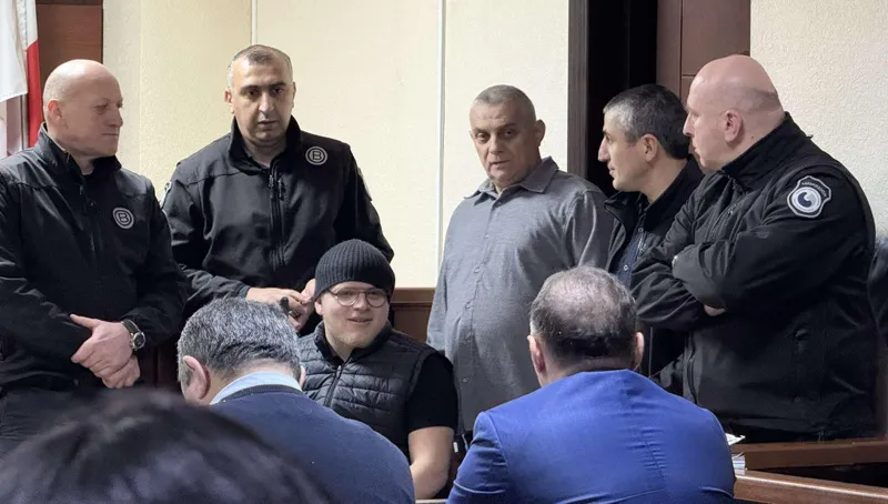 პარლამენტის შესასვლელთან რკინის დამცავი ჯებირის დაზიანების ბრალდებით დაკავებული საბა მეფარიშვილის და ომარ ოკრიბელაშვილის ადვოკატები საქმეზე მუხლის კვალიფიკაციის შეცვლას ითხოვენ