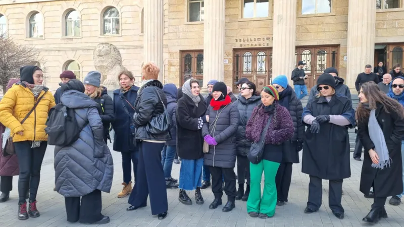 თბილისის საქალაქო სასამართლოსთან კულტურის სფეროს წარმომადგენლებმა აქცია გამართეს