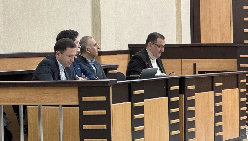 თბილისის საქალაქო სასამართლოში, ალი ბაბაევზე ძალადობის საქმეზე ალეკო ელისაშვილის პროცესი მიმდინარეობს