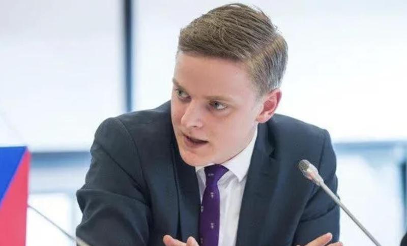 瑞典议员——看看格鲁吉亚议会的成员们，他们在说完全的胡话——我们正在努力打击犯罪，这是我们在民主国家的工作方式，我们不会在街头抗议期间对对手使用化学武器。