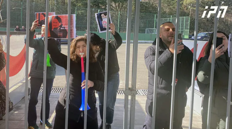 Media representatives greeted Irakli Kobakhidze and other government officials, who arrived at Mikheil Meskhi Stadium, with a protest