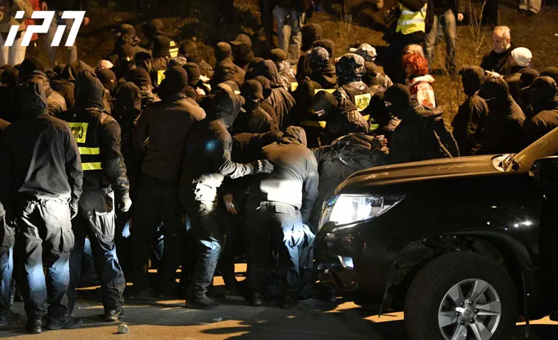 There are periodic clashes between the police forces and protesters at the demonstration: the police are detaining protesters