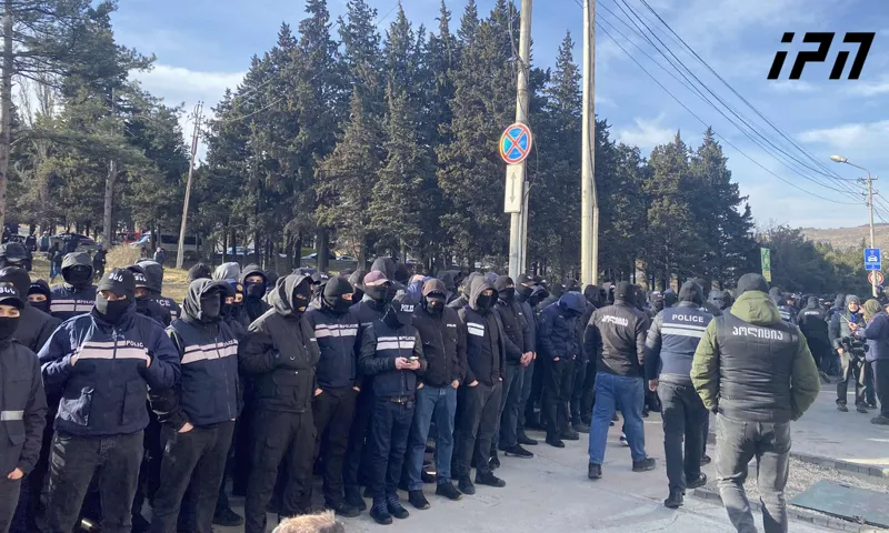 У «Тбилиси Молла» собираются участники акции протеста - По периметру автодороги размещен кордон правоохранителей