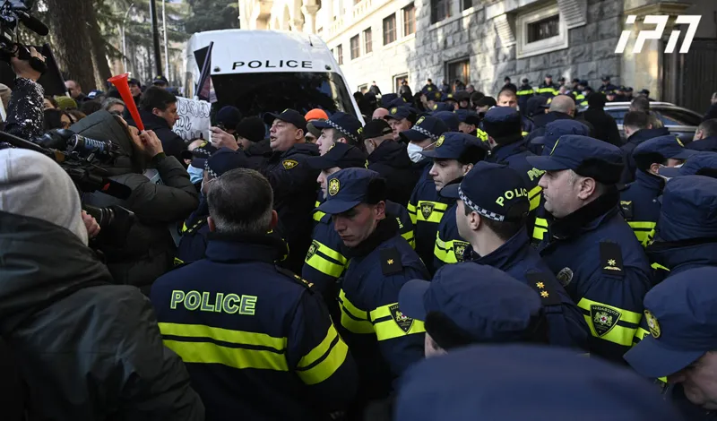 There was a confrontation between the police and protestors near Parliament: law enforcement officers removed two individuals from the area
