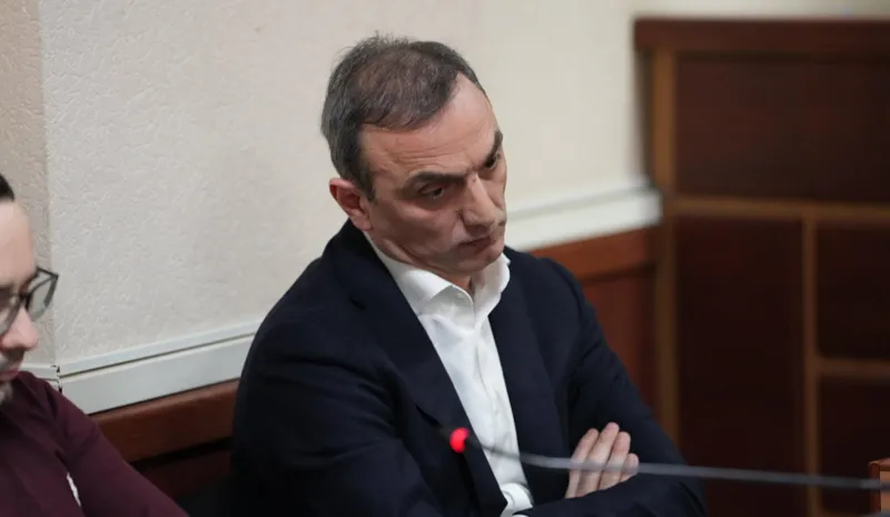 სასამართლოში გიორგი ქადაგიძისთვის ადმინისტრაციული სახდელის დადებაზე პროცესი მიმდინარეობს