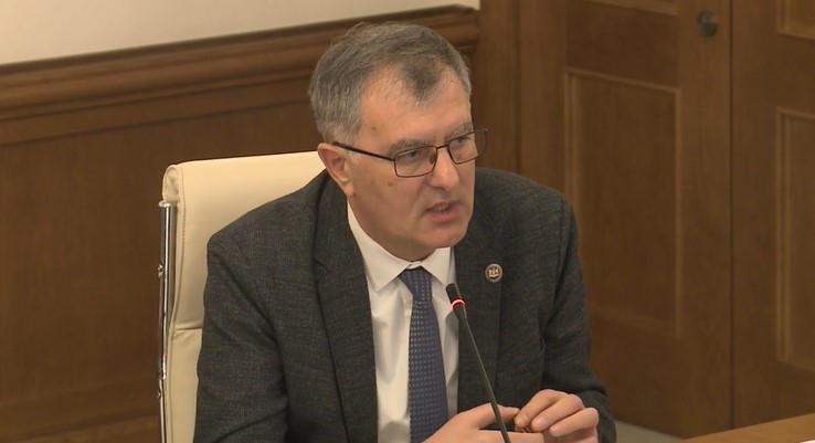 Sozar Subari 提出废除州长制度。