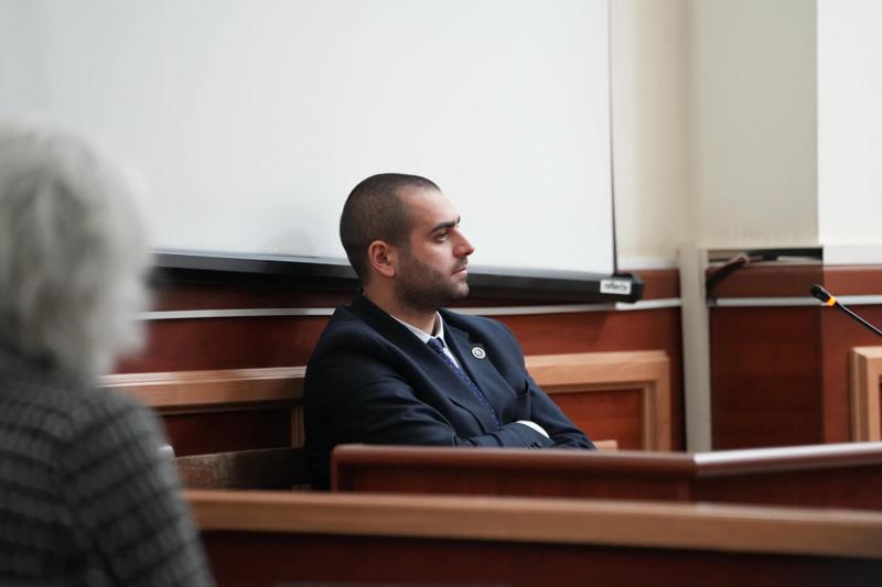 10月4日案件的检察官：检察机关准备进入认罪协议，但这要求被告承认所犯行为并认为证据无可争辩。