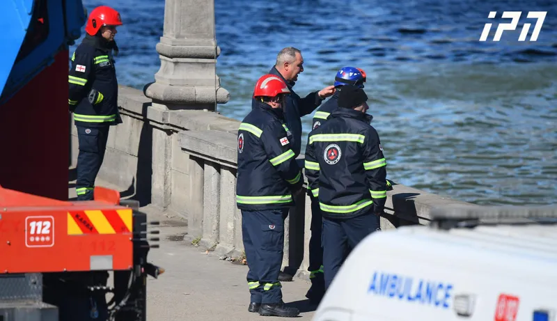В Тбилиси в реку Мтквари упала машина – Из воды удалось достать одного пассажира, однако, по существующей информации, в автомобиле находилось еще несколько человек