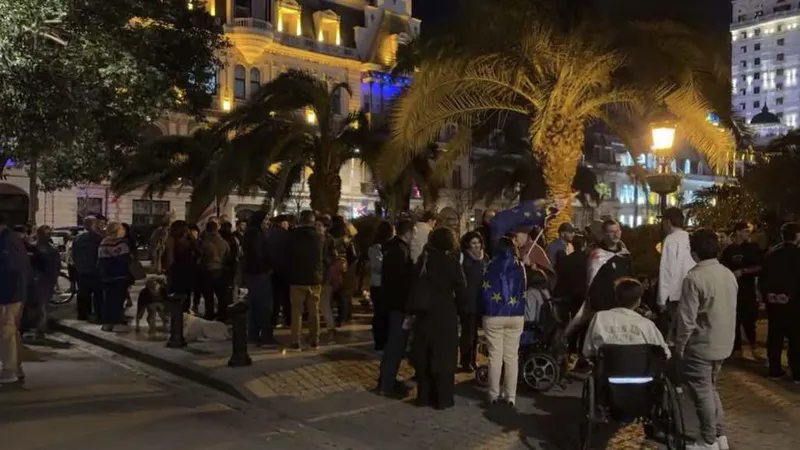აჭარის მთავრობის სახლთან ლოზუნგით: “თავისუფლება რეჟიმის ტყვეებს”, “დაინიშნოს საპარლამენტო არჩევნები”, “შეწყდეს რეპრესიები” აქცია მიმდინარეობს