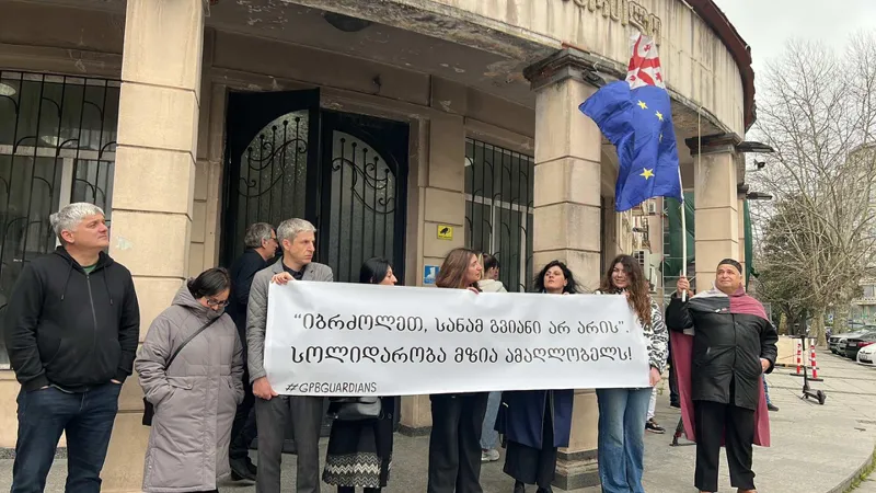 „იბრძოლეთ, სანამ გვიანი არ არის“, „სოლიდარობა მზია ამაღლობელს“, - ამ ლოზუნგით ბათუმის საქალაქო სასამართლოსთან ჟურნალისტების აქცია მიმდინარეობს