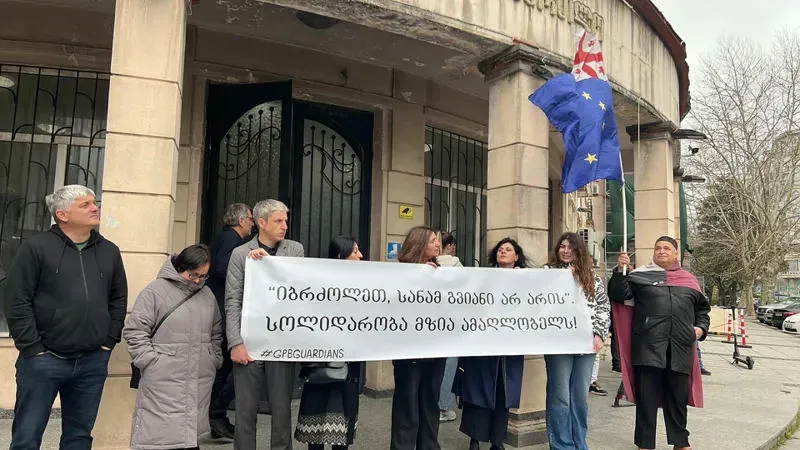 "Fight before it’s too late," "Solidarity with Mzia Amaghlobeli" – with these slogans, a protest of journalists is taking place near the Batumi City Court
