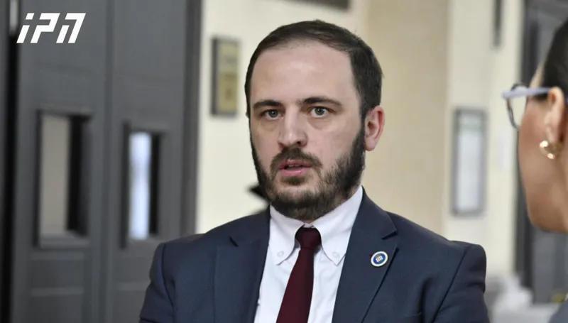 检察官：我从没期望格拉·乌季劳里在4月1日说实话——我真的很好奇他的想象力能到什么程度。