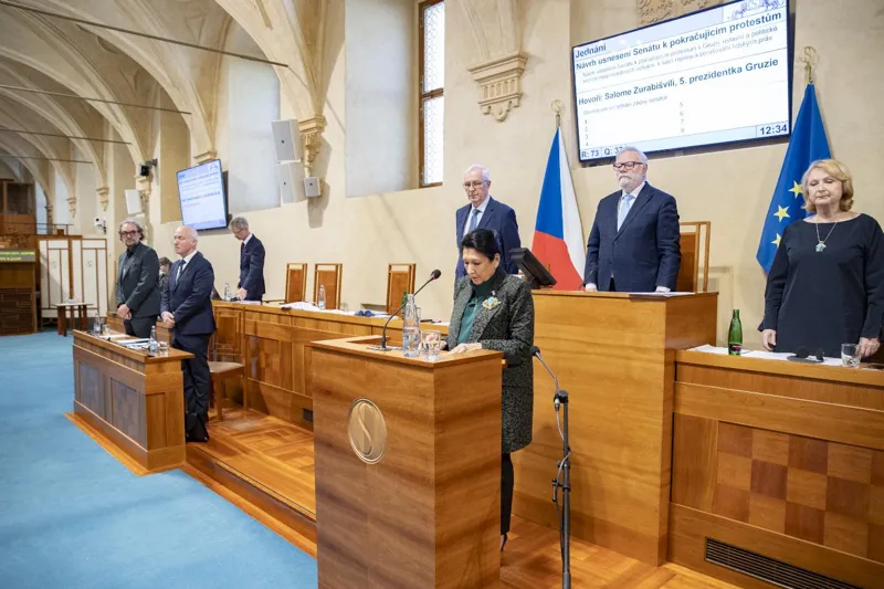 სალომე ზურაბიშვილი ჩეხეთის სენატში სიტყვით გამოსვლისას - ახლა, 36 წლის შემდეგ, იმავე დღეს და იმავე გამზირზე, სადაც თავისუფლებისთვის სისხლი დაიღვარა, ქართველები ისევ ქუჩაში დგანან